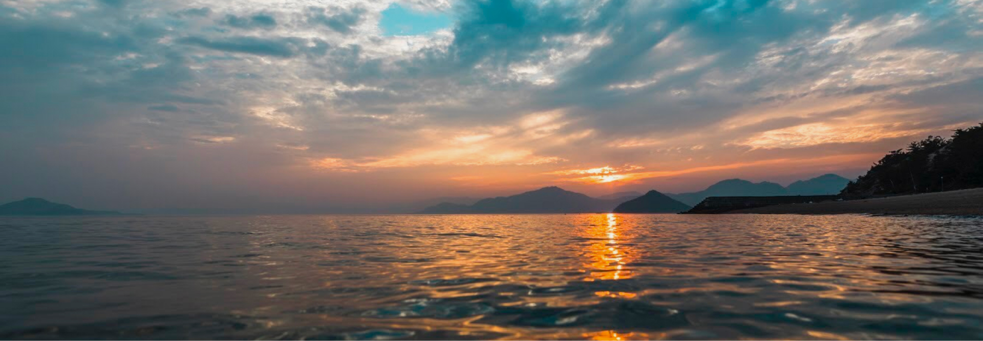 写真：江田島の海と青とオレンジ色の夕日