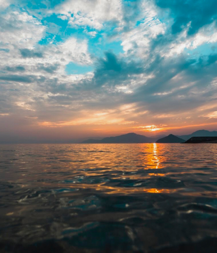 写真：江田島の海と青とオレンジ色の夕日