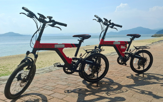 写真：2台の江田島レンタサイクルが並ぶ様子