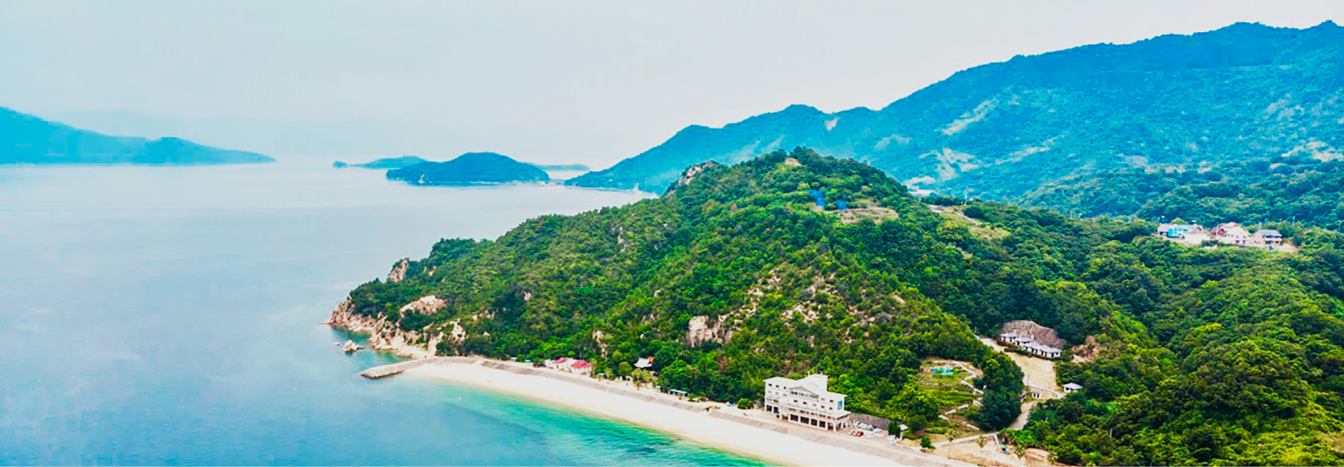 写真：上空から見た江田島の青く澄んだ海と白砂