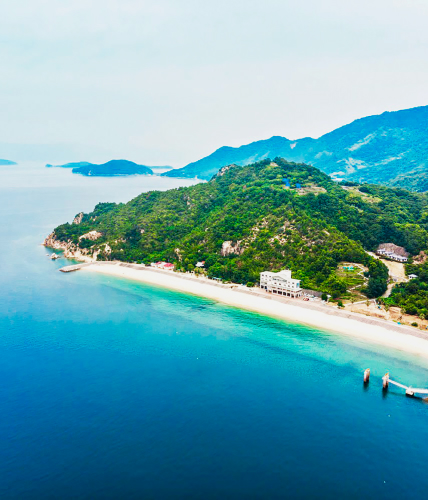 写真：上空から見た江田島の青く澄んだ海と白砂