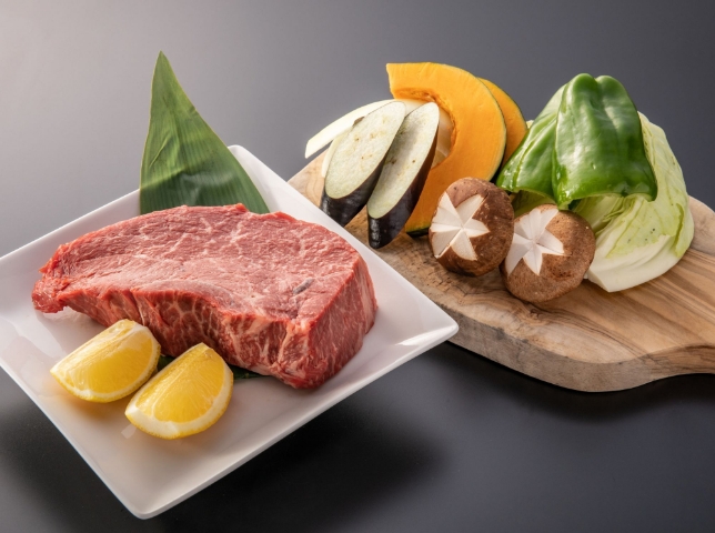 写真：国産和牛と、きのこ・パプリカ・かぼちゃ・たまねぎ・キャベツなどの野菜