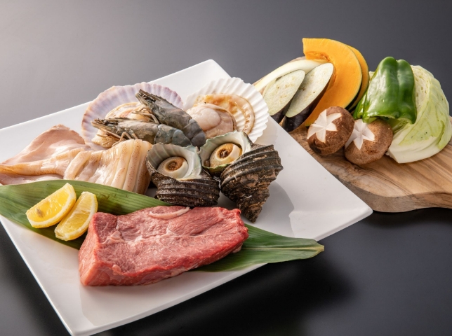 写真：和牛と海老・サザエ・イカ・ホタテなどの海鮮、きのこ・パプリカ・かぼちゃ・たまねぎ・キャベツなどの野菜