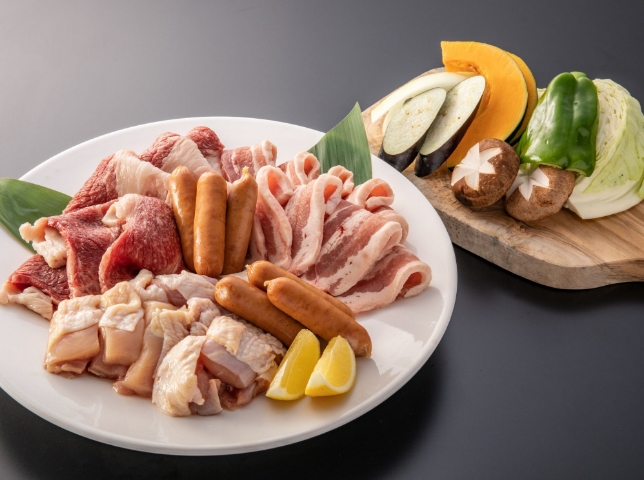 写真：和牛とソーセージ、きのこ・パプリカ・かぼちゃ・たまねぎ・キャベツなどの野菜