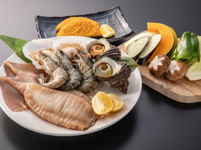 写真：海老・サザエ・イカ・ホタテなどの海鮮、きのこ・パプリカ・かぼちゃ・たまねぎ・キャベツなどの野菜