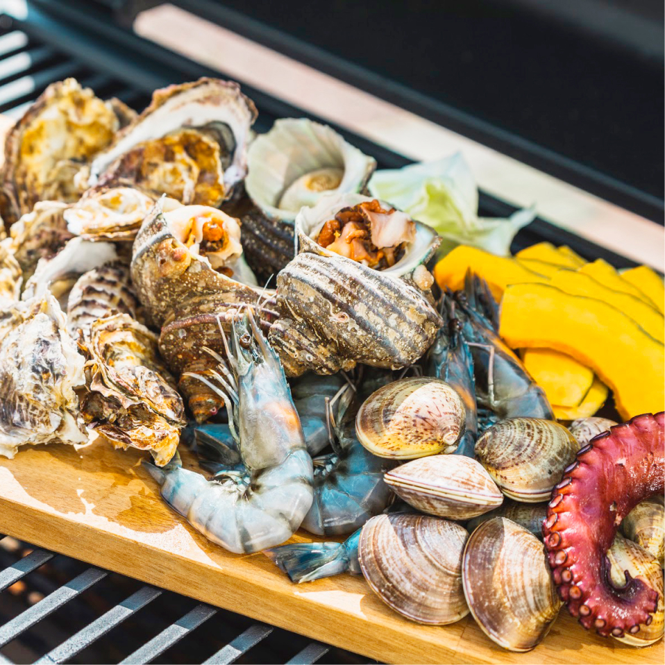 写真：牡蠣や海老、タコやあさり、かぼちゃやキャベツなどBBQの食材