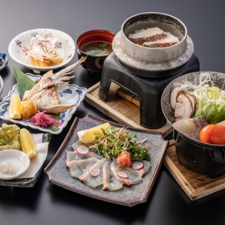 写真：天ぷら、新鮮なお刺身、釜飯などの和定食