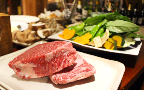 写真：お肉とキャベツや人参ややぼちゃなどの食材