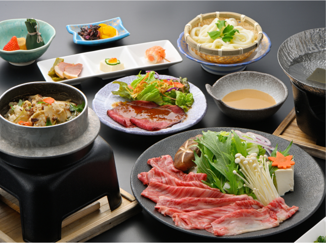 写真：牛しゃぶ、釜飯、シメのうどん、お刺身など