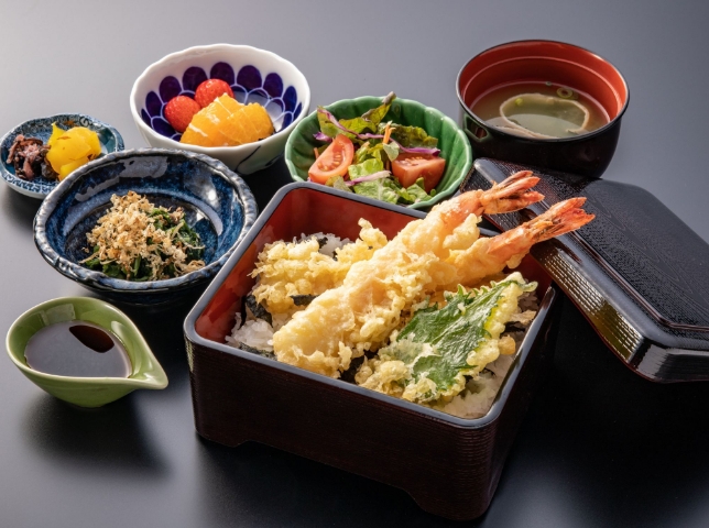 写真：江田島産牡蠣、釜飯、お刺身など