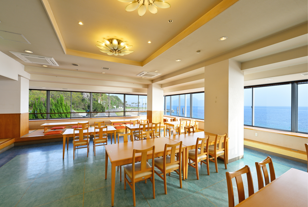 写真：テーブル席、お座敷が用意されたオーシャンビューのレストラン店内