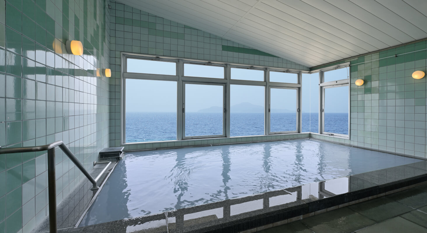 写真：窓から海が見える大浴場の浴槽