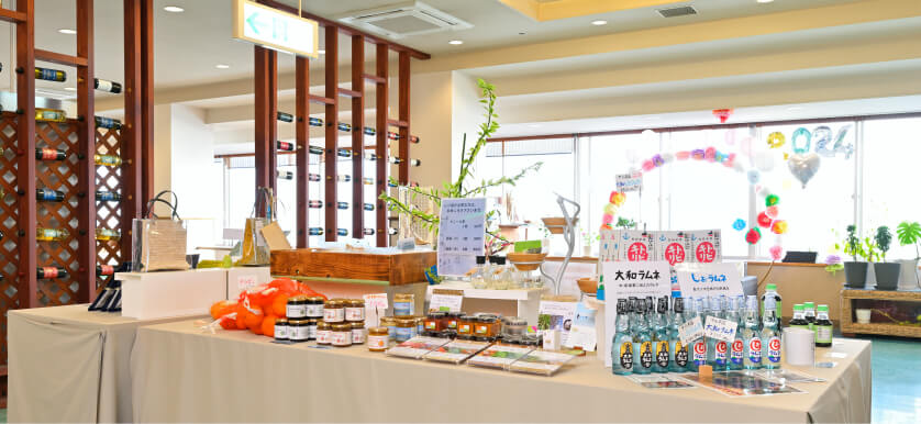 写真：みかんやラムネなど色々な江田島や瀬戸内の特産品を販売している売店