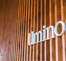 写真：Uminosと書かれた壁