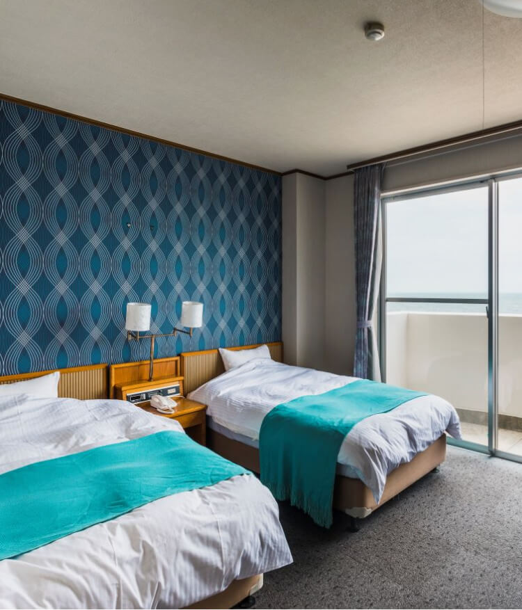 写真：海が見えるベランダ付きの客室