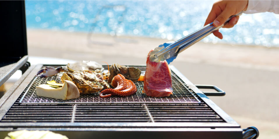 写真：お肉や野菜、たこなどの海鮮まで網で焼いて楽しめる海辺のBBQ