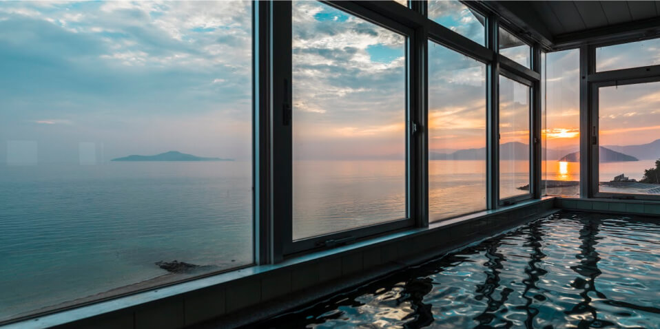 写真：大きな窓から夕日が見える展望大浴場