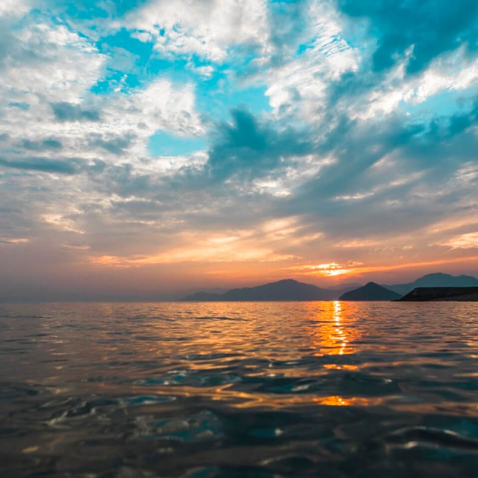 写真：オレンジ色の夕日が映る瀬戸内海