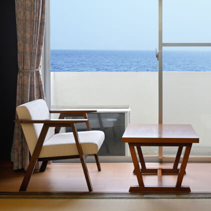 写真：美しい海を一望できる洋室の窓側の席